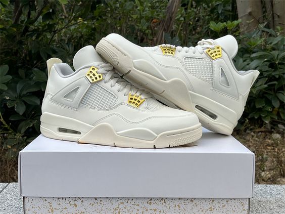 Air Jordan 4 WMNS ‘Metallic Gold’ (2024) photo review