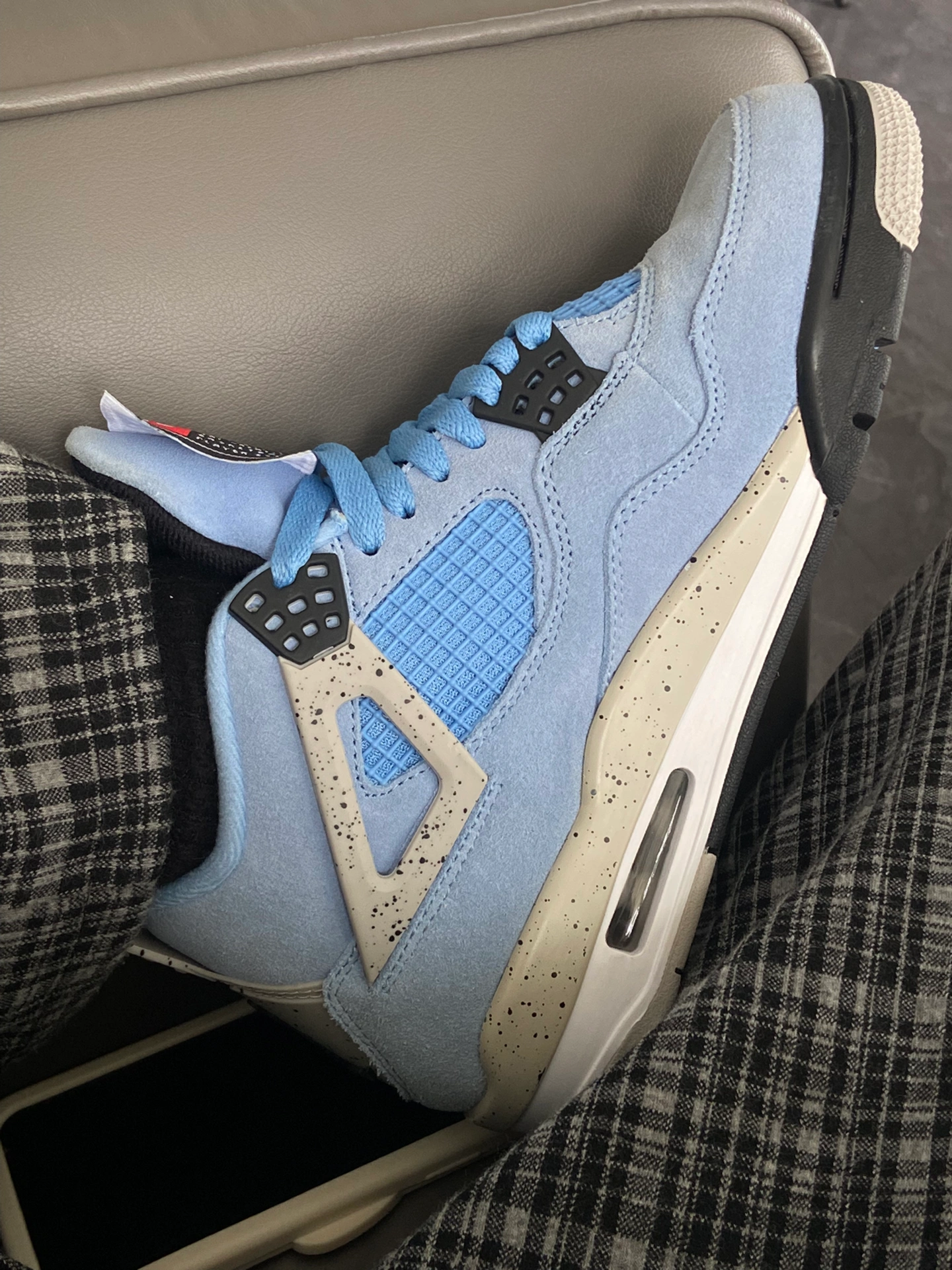 Jordan 4 Retro University Blue photo review