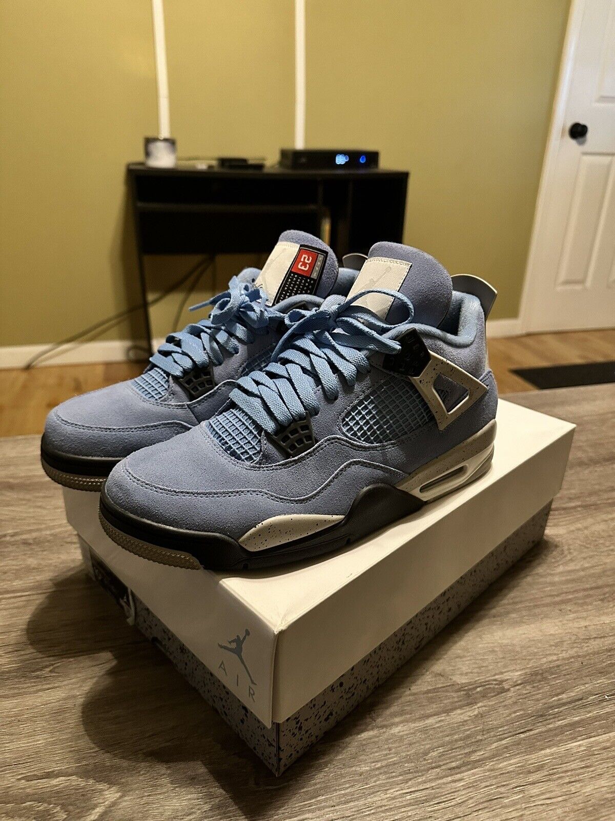 Jordan 4 Retro University Blue photo review