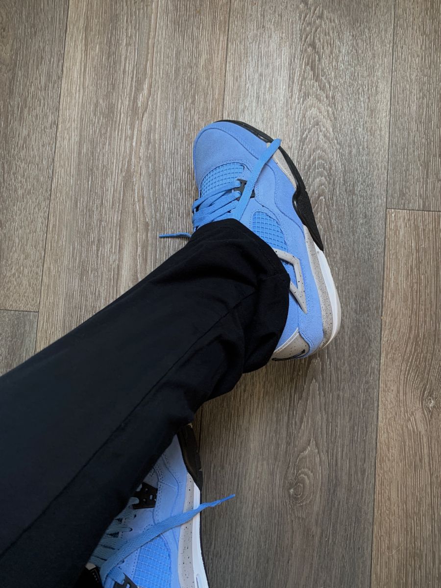 Jordan 4 Retro University Blue photo review