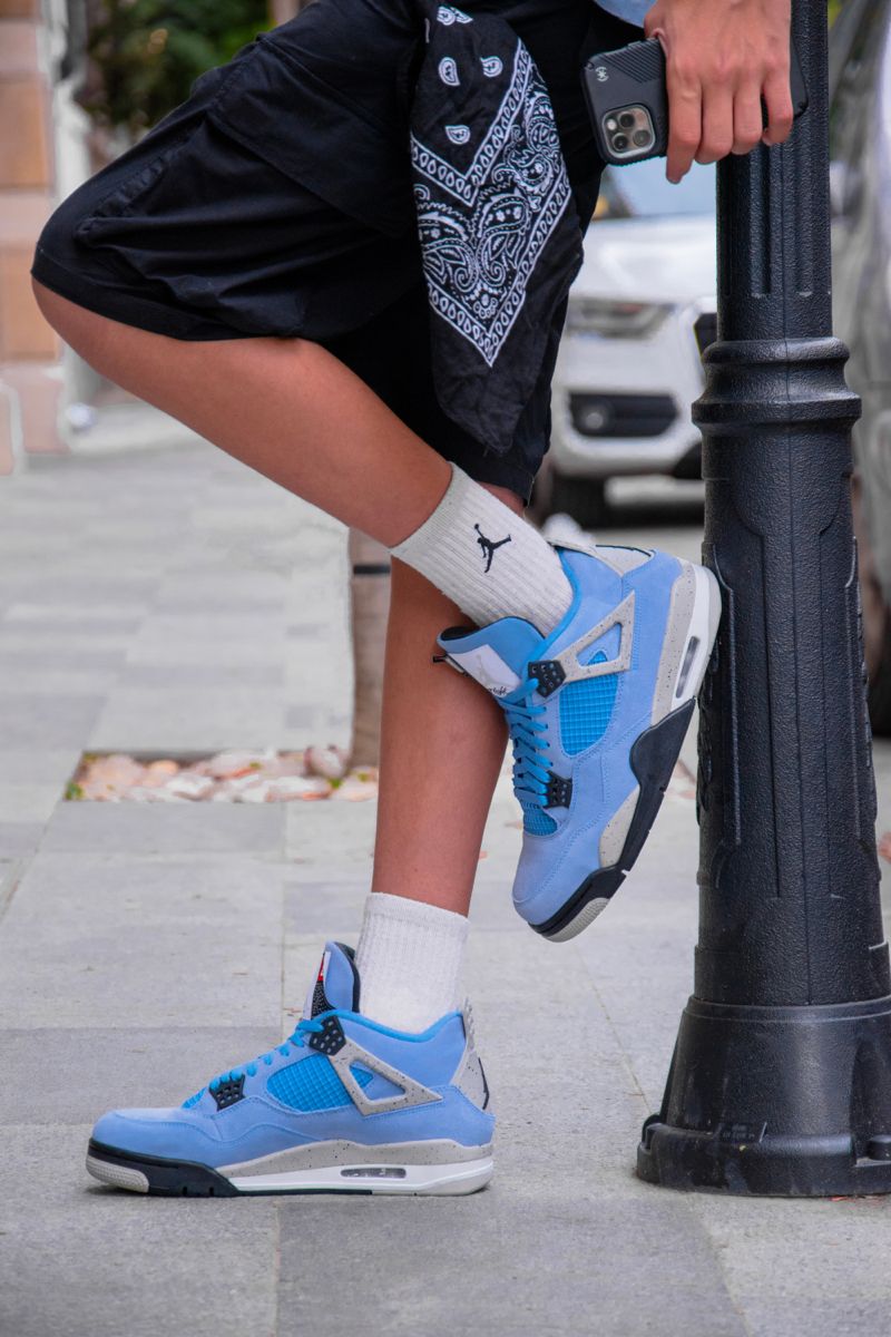 Jordan 4 Retro University Blue photo review
