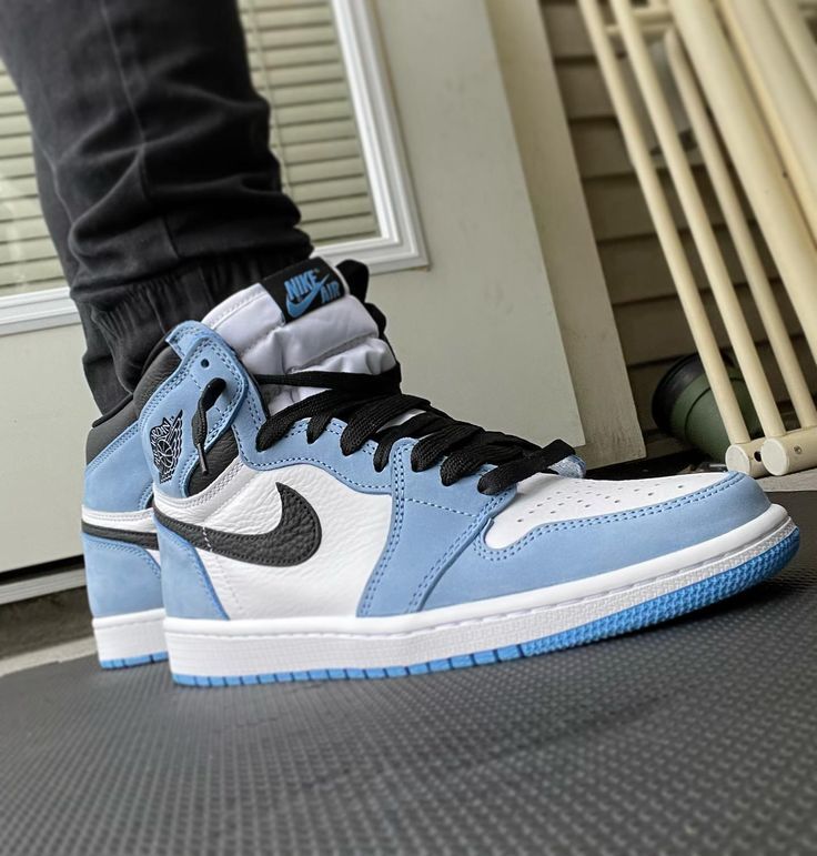 Jordan 1 Retro High OG University Blue photo review