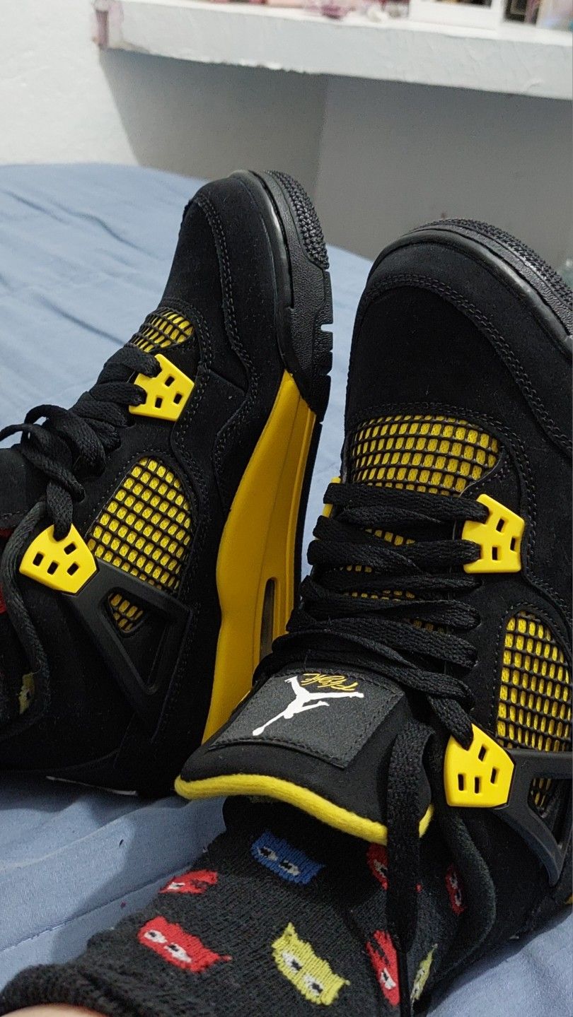 Jordan 4 Thunder photo review