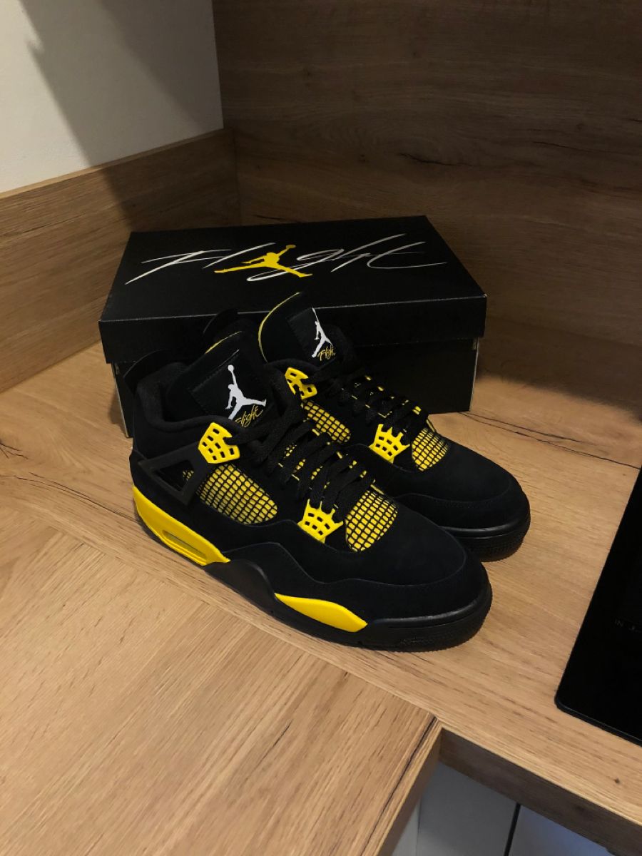 Jordan 4 Thunder photo review