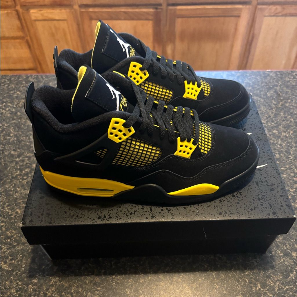 Jordan 4 Thunder photo review