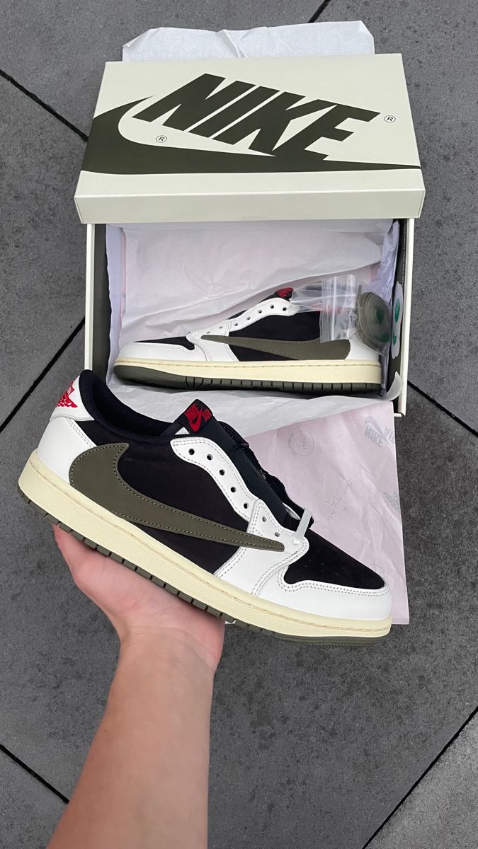 Travis Scott x Air Jordan 1 Low “Olive” photo review